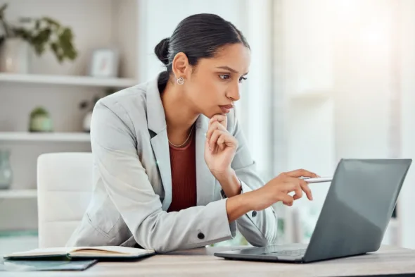 una persona al computer