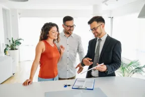 agente immobiliare mostra documenti ai clienti