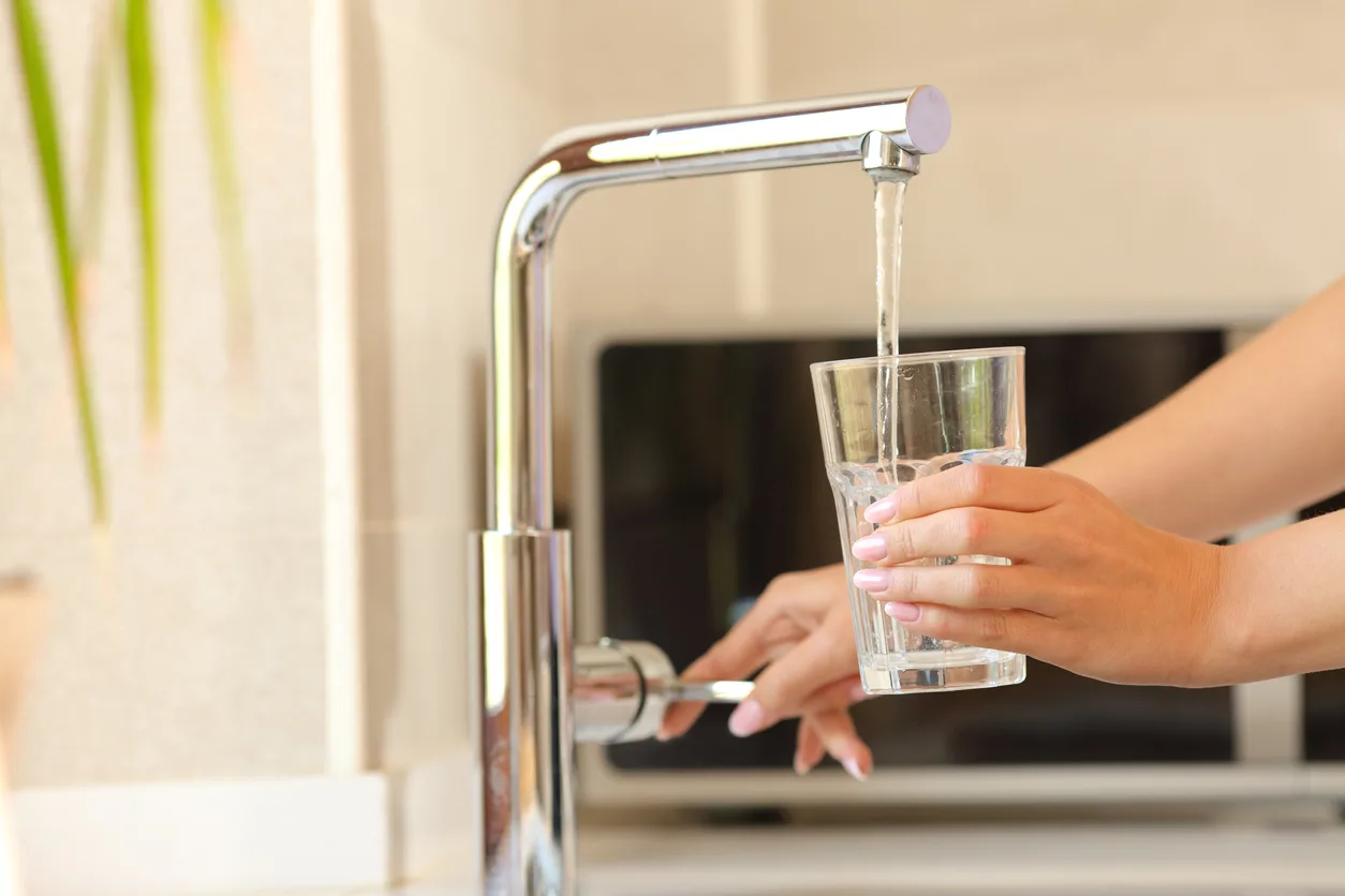 Analisi dell’acqua in condominio: obblighi, controlli, costi e IVA