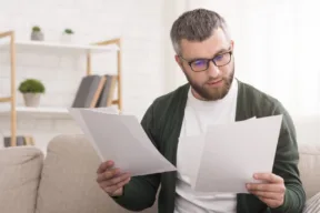 una persona legge dei documenti