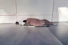Come comportarsi in caso di clochard in condominio