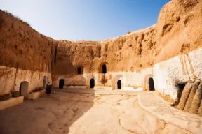 Come sono fatte le case troglodite sotterranee in Tunisia