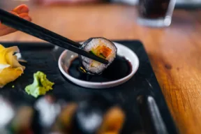 Come togliere le macchie di salsa di soia dai vestiti