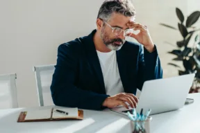 una persona preoccupata al computer