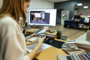 designer al lavoro