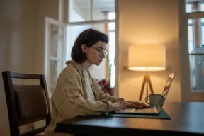 una persona al computer