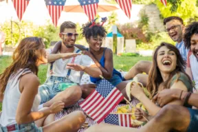 ragazzi festeggiano il 4 luglio