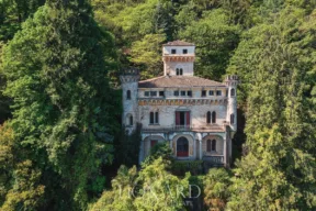 In vendita per 5 milioni il castello di Gianfranco Ferré sul Lago Maggiore