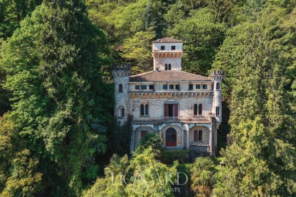 In vendita per 5 milioni il castello di Gianfranco Ferré sul Lago Maggiore