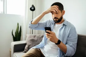 una persona nervosa al telefono