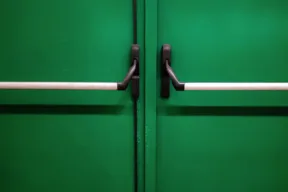 Le porte antipanico sono obbligatorie in condominio?