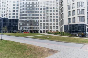 condominio moderno con marciapiede in primo piano