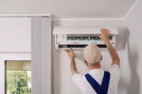 tecnico ripara condizionatore