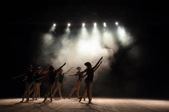 Perché il palcoscenico dei teatri è inclinato?
