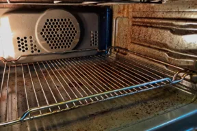 Perché si forma la ruggine nel forno elettrico e come eliminarla