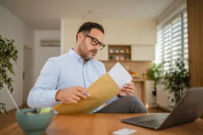 una persone inserisce un documento in una busta