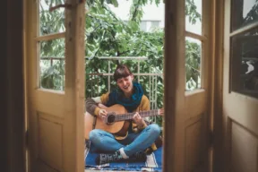 Si può cantare sul balcone di casa?