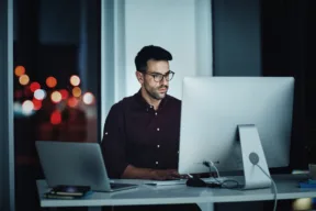una persona al pc