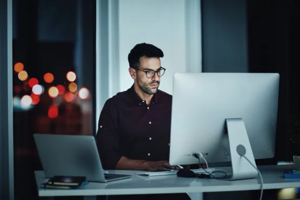 una persona al pc
