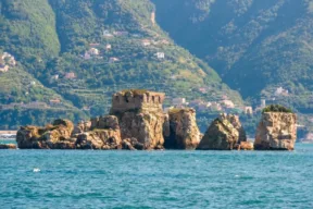 In vendita lo Scoglio di Rovigliano: storia, caratteristiche e fascino di un luogo unico nel Golfo di Napoli