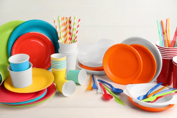 piatti e bicchieri di plastica