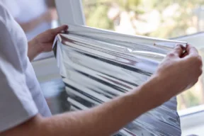 A cosa serve mettere la carta stagnola sulle finestre