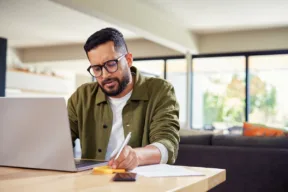 una persona al pc