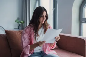 una persona legge un documento