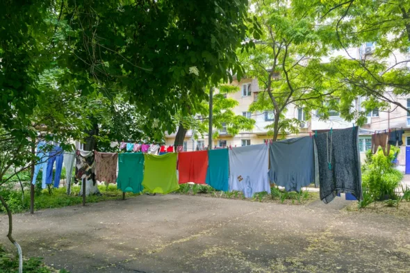 Bucato steso in cortile: quando corde e stendipanni diventano un problema condominiale?
