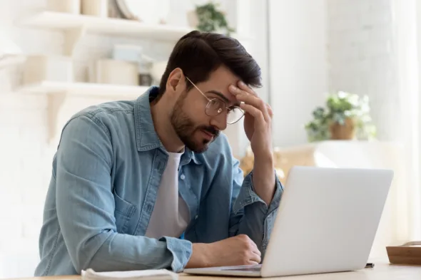 una persona al computer