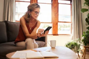 una persona al telefono controlla dei documenti