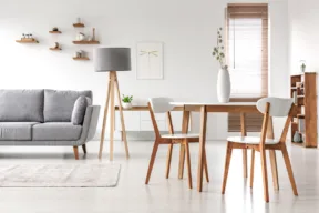 soggiorno con mobili in legno