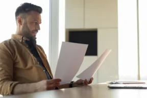 una persona legge dei documenti