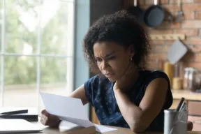 una persona legge un documento