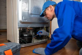 tecnico ripara compressore del frigorifero