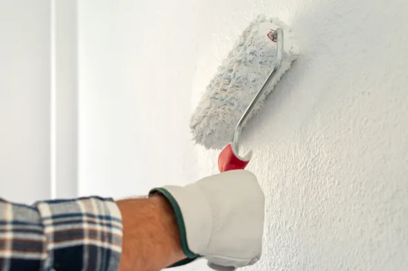 Come posso far tornare bianca la pittura bianca ingiallita?