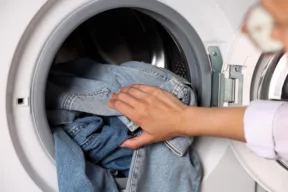 pantaloni di jeans in lavatrice