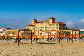 Cosa vedere a Viareggio, tra Carnevale e ville Liberty, e quanto costano le case