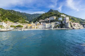 Cosa vedere e quanto costa vivere a Cetara, la città della colatura delle alici