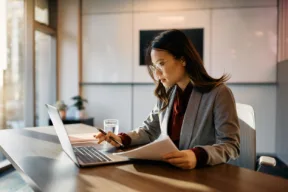 una persona al computer