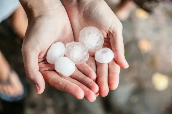 Maltempo, cosa fare se il tetto in amianto è danneggiato dalla grandine