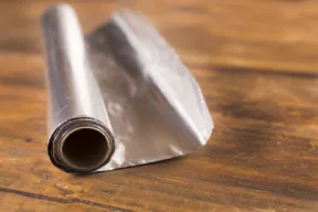 Mettere la carta stagnola nel freezer contro la brina funziona davvero?