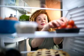 Perché il frigorifero congela il cibo e cosa fare