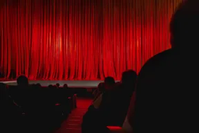 Perché il sipario dei teatri è rosso?