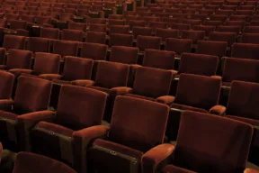 Perché le poltrone dei teatri e dei cinema sono rosse?