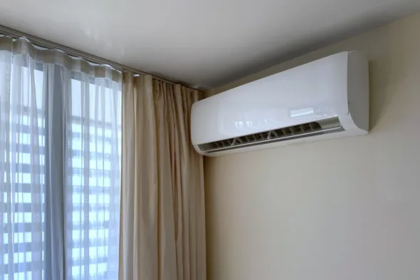climatizzatore vicino a finestra chiusa