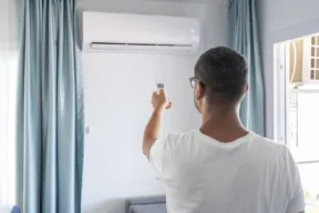 persona imposta temperatura del condizionatore