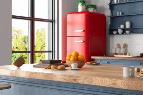 cucina con frigorifero rosso