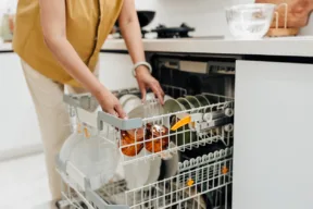 Si può aprire la lavastoviglie mentre è in funzione?