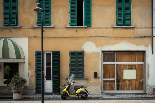 scooter sul marciapiede